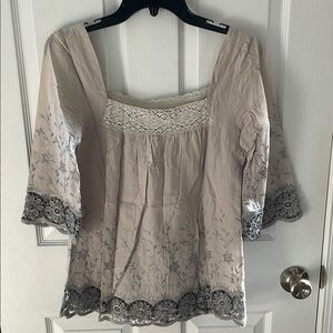 Light gray square neck embroidery 3/4 sleeve top